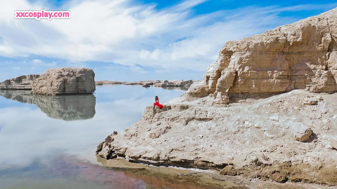 Sakuramomomyao: Fiery Red Dress at the Seaside